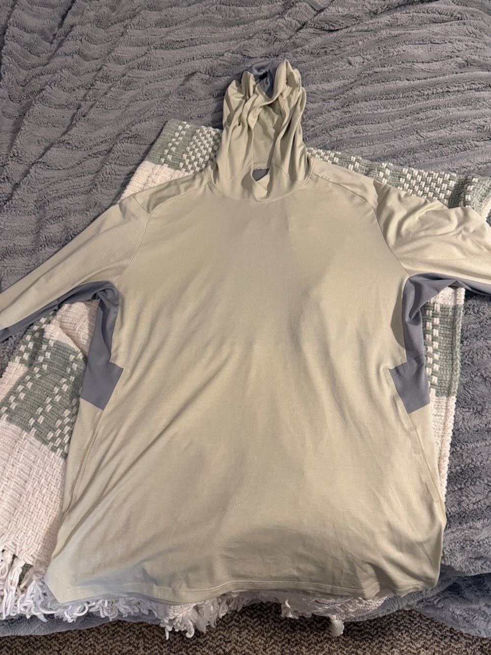 Men’s Lululemon long sleeve with hood (see measurements🙂)